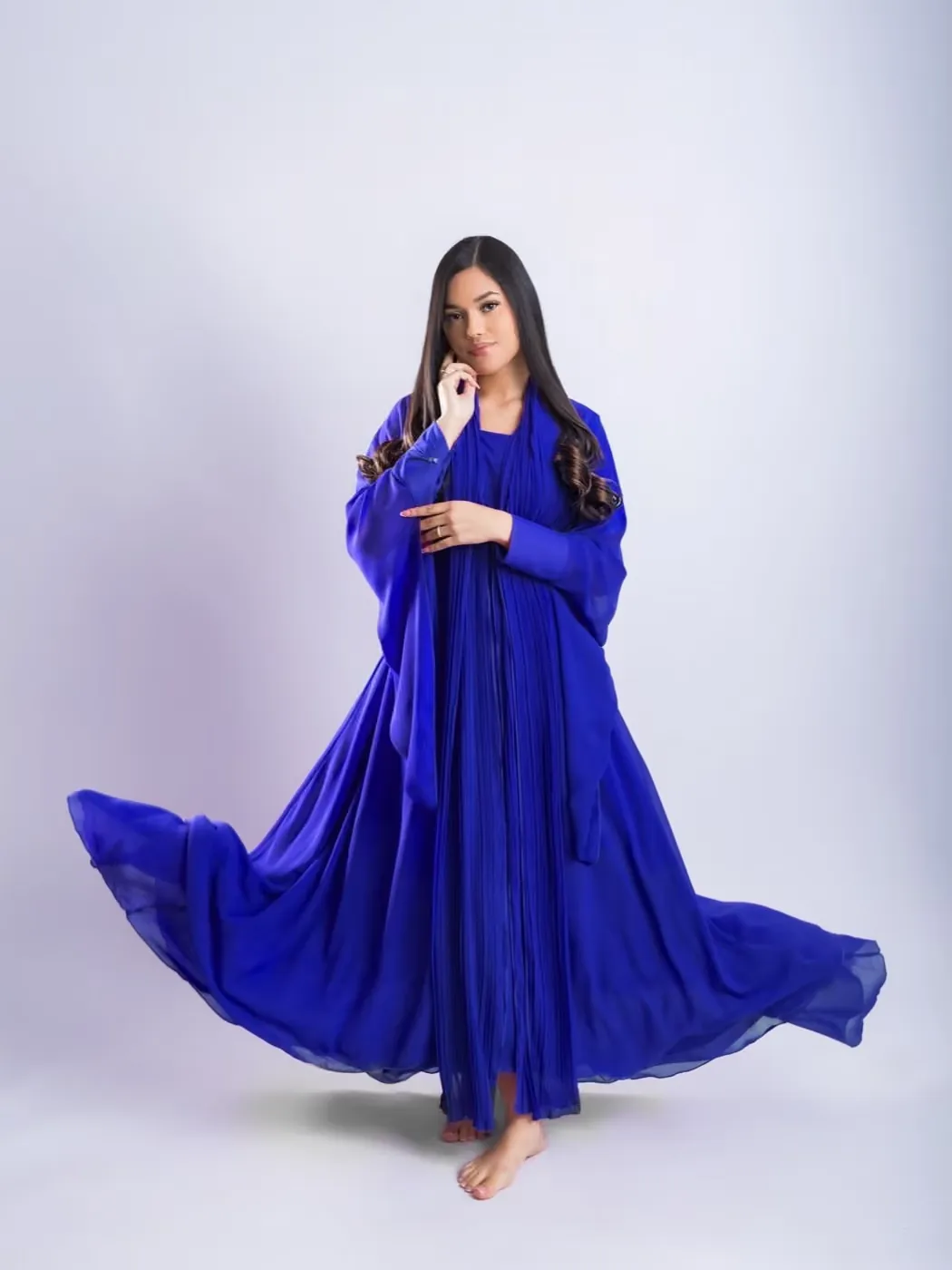 Elizabet María, artista de adoración de Kissimmee, con un vestido azul